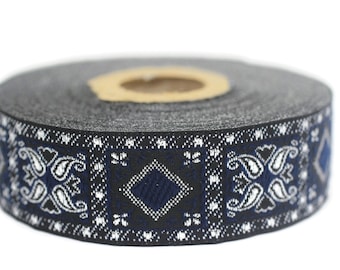 Puede incluir: Un rollo de ribete negro y blanco con un diseño azul paisley. El ribete tiene aproximadamente 2,5 cm de ancho.