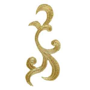 Może przedstawiać: Złota aplikacja haftowana z kwiatowym wzorem. Aplikacja wykonana jest z błyszczącej, metalicznej nici i ma delikatny, skomplikowany wzór.