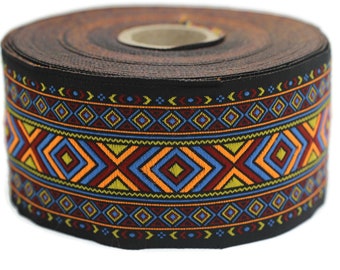 Könnte beinhalten: Eine Rolle schwarzer Besatz mit einem farbenfrohen geometrischen Muster. Das Muster zeigt blaue, orange, gelbe und rote Rauten und Dreiecke.