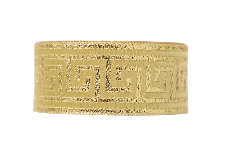 K&ouml;nnte beinhalten: Goldene Verzierung mit einem griechischen Schl&uuml;sselmuster.