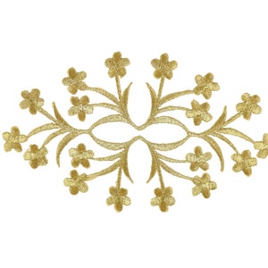 Puede incluir: Diseño floral bordado en oro con un patrón simétrico de pequeñas flores y hojas.