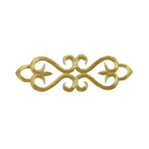 Puede incluir: Adorno bordado dorado con un diseño simétrico y ornamentado. El elemento decorativo presenta patrones arremolinados y acentos florales, ideal para añadir un toque de elegancia a diversos proyectos de artesanía. El color dorado proporciona un aspecto lujoso.