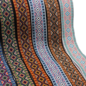 Puede incluir: Surtido de cintas de adorno con patrones coloridos con diseños geométricos en tonos de azul, verde, naranja, negro y blanco.