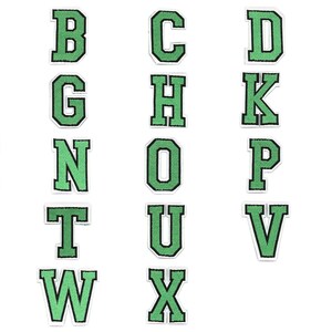 Può includere: Lettere dell'alfabeto in feltro verde, dalla A alla Z, con un contorno bianco. Ogni lettera è tagliata individualmente ed è pronta per essere stirata.