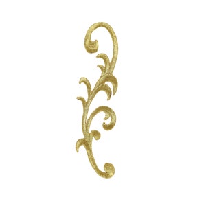 Puede incluir: Una aplicación decorativa bordada de color dorado con un diseño floral en espiral. La aplicación presenta una serie de líneas curvas y formas de hojas, creando un elegante patrón ornamental. El diseño está sobre un fondo blanco.