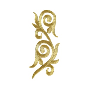 Op de afbeelding: Goud geborduurd bloemenontwerp met twee swirls en bladeren.