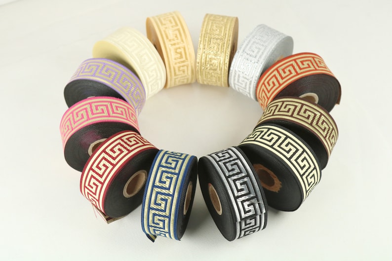 K&ouml;nnte beinhalten: Sortiment von 10 Rollen dekorativem Besatz mit einem griechischen Schl&uuml;sselmuster. Der Besatz ist in verschiedenen Farben erh&auml;ltlich, darunter Gold, Silber, Rot, Rosa, Blau und Creme.