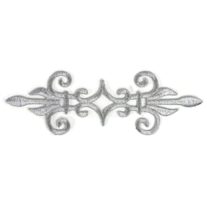 Może przedstawiać: Srebrny metaliczny haft z ozdobnym wzorem w postaci wici. Ten wzór idealnie nadaje się do dodania odrobiny elegancji do odzieży, rękodzieła lub dekoracji domu.