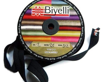 May include: A spool of black elastic trim with the brand name "Biyelli" printed on the label. The label also includes the text "EN: 2 METRE: 75 RINK: DIZ Made in Türkiye".