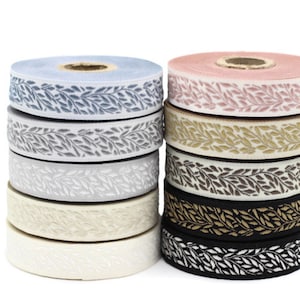 Könnte beinhalten: Zehn Spulen mit Band mit einem Blatt-Muster. Die Bandfarben sind weiß, creme, hellgrau, grau, hellblau, rosa, beige, braun, schwarz und weiß. Das Band ist etwa 2,5 cm breit.