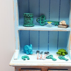Great 1:12 miniature decorative set, great for decorating any corner of our dollhouses and scenes.