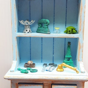 Great 1:12 miniature decorative set, great for decorating any corner of our dollhouses and scenes.