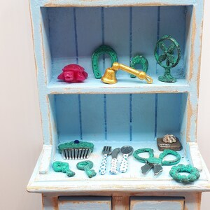 Great 1:12 miniature decorative set, great for decorating any corner of our dollhouses and scenes.