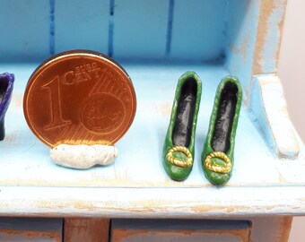 Miniatura 1:12, sapatos de salto alto com decoração dourada ou pedra brilhante, ótimos para dar realismo às nossas casas de bonecas e cenários.
