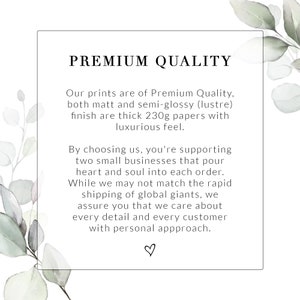 Puede incluir: Texto sobre un fondo blanco con un dise&ntilde;o floral. El texto dice "PREMIUM QUALITY" y describe la alta calidad de las impresiones, que se realizan en papel grueso de 230 g con un tacto lujoso. El texto tambi&eacute;n menciona que las impresiones son realizadas por dos peque&ntilde;as empresas que ponen todo su coraz&oacute;n y alma en cada pedido.