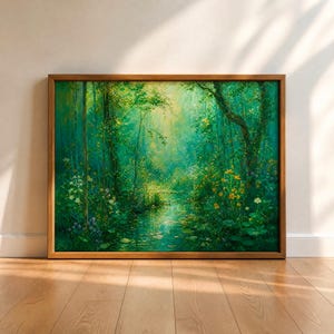 Puede incluir: Un cuadro de paisaje rectangular en un marco de madera que representa una exuberante escena de bosque verde con un arroyo central. La obra presenta un follaje denso, árboles altos y pequeñas flores silvestres amarillas y blancas.