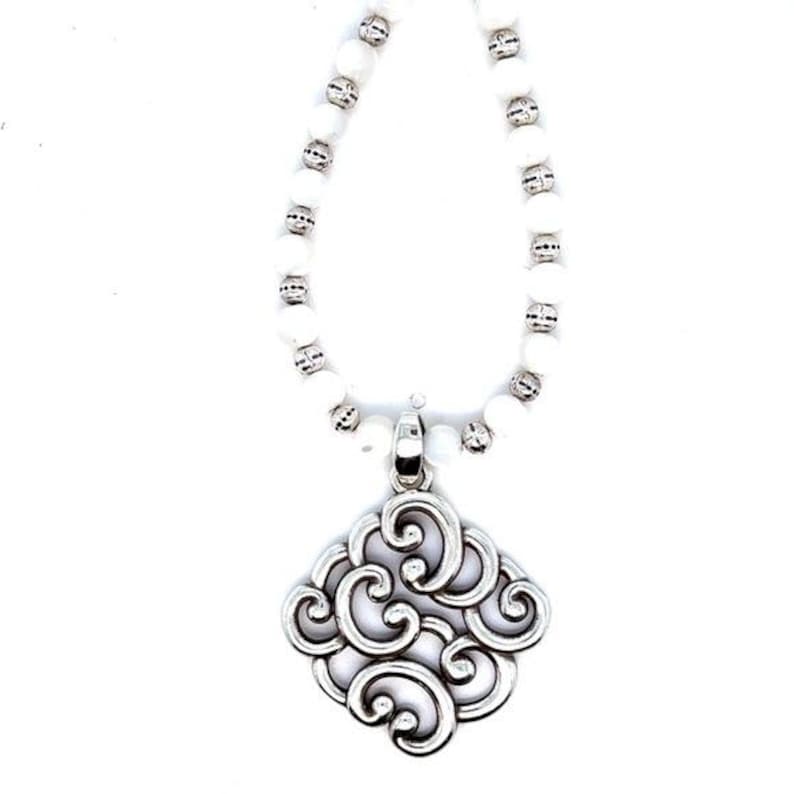 Brighton Swirl Pendant Necklace - White Beaded Women’s Jewelry bild 1