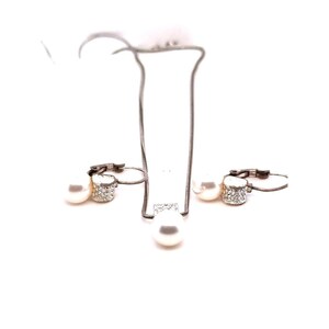 Conjunto de collar y pendientes Brighton en tono plateado con perlas blancas. imagen 3