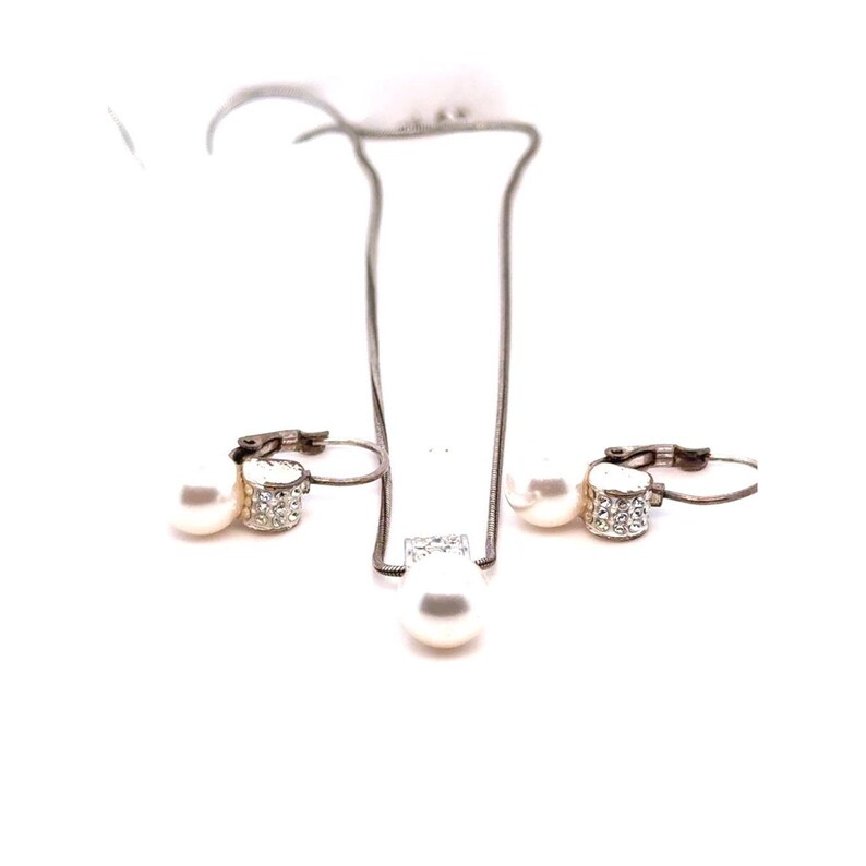 Conjunto de collar y pendientes Brighton en tono plateado con perlas blancas. imagen 3