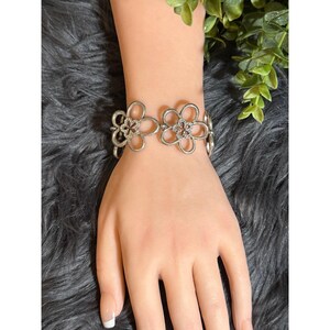 Pode incluir: Um conjunto de tr&ecirc;s canecas de cer&acirc;mica com acabamento manchado e fosco. As canecas s&atilde;o em tons de creme, cinza claro e cinza escuro. Cada caneca tem um design simples e minimalista.