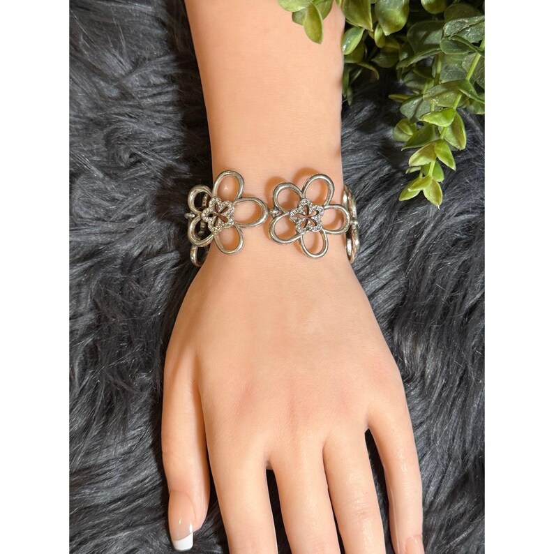 Pode incluir: Um conjunto de tr&ecirc;s canecas de cer&acirc;mica com acabamento manchado e fosco. As canecas s&atilde;o em tons de creme, cinza claro e cinza escuro. Cada caneca tem um design simples e minimalista.