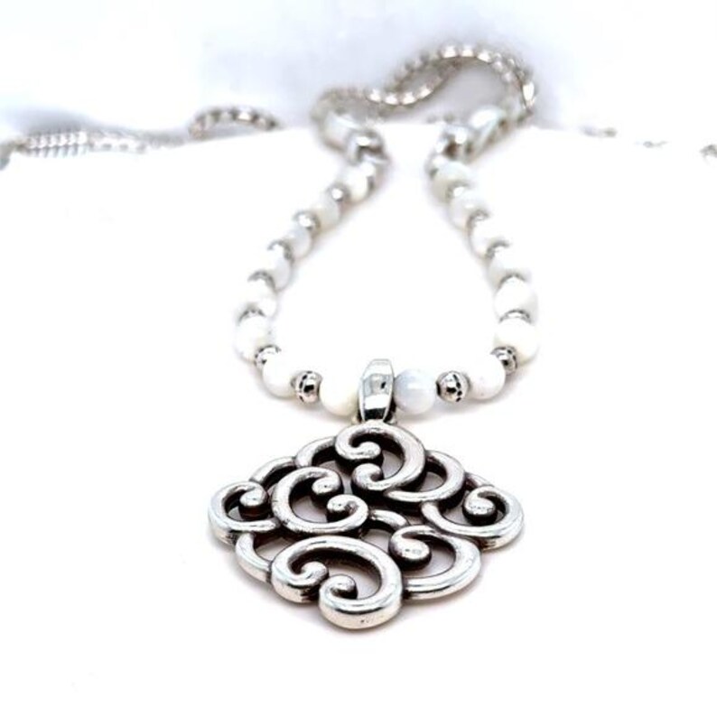 Brighton Swirl Pendant Necklace - White Beaded Women’s Jewelry bild 2