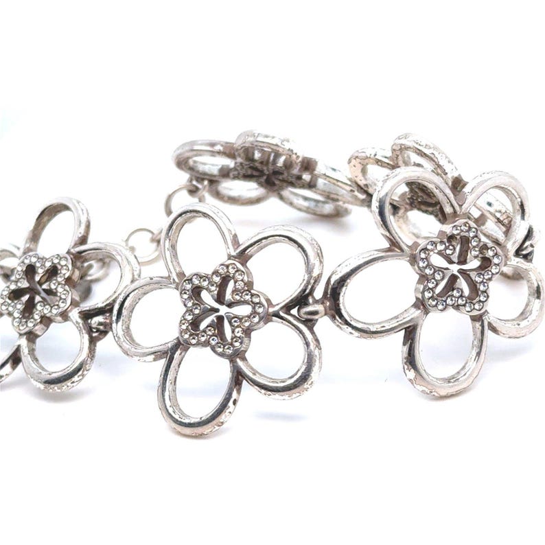 Pode incluir: Uma caneca de cer&acirc;mica branca com uma al&ccedil;a preta e o texto "But First, Coffee" em estilo manuscrito. A caneca &eacute; para bebidas quentes e tem um acabamento brilhante.