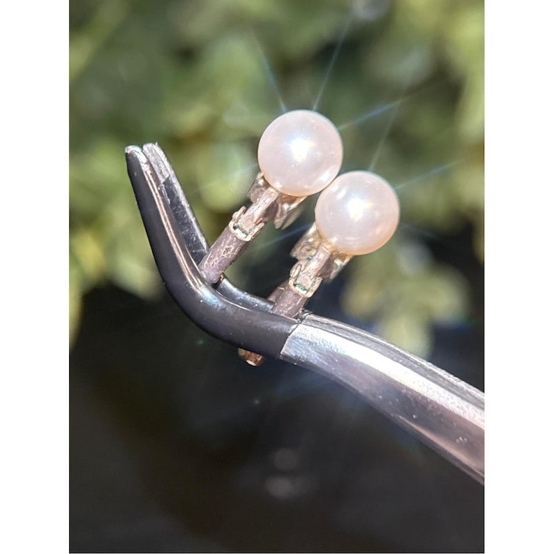 Conjunto de collar y pendientes Brighton en tono plateado con perlas blancas. imagen 5