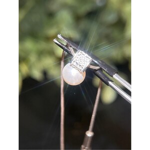 Conjunto de collar y pendientes Brighton en tono plateado con perlas blancas. imagen 7
