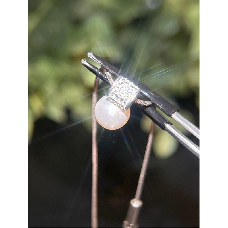 Conjunto de collar y pendientes Brighton en tono plateado con perlas blancas. imagen 7