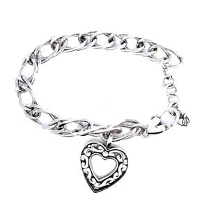 Op de afbeelding: Zilverkleurige armband met een groot schakelkettingontwerp. Een hartvormige hanger met een open midden en krullen hangt aan de ketting. De armband heeft een karabijnsluiting. De ketting is ongeveer 20 cm lang.