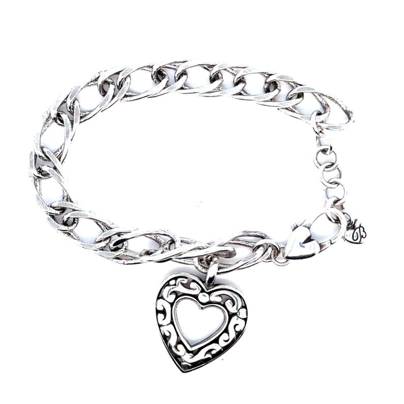 Op de afbeelding: Zilverkleurige armband met een groot schakelkettingontwerp. Een hartvormige hanger met een open midden en krullen hangt aan de ketting. De armband heeft een karabijnsluiting. De ketting is ongeveer 20 cm lang.
