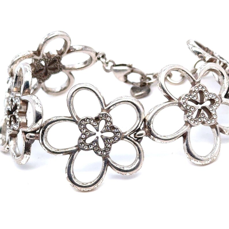 Pode incluir: Um conjunto de tr&ecirc;s canecas de cer&acirc;mica com acabamento fosco e salpicado. As canecas s&atilde;o em tons de creme, cinza claro e cinza escuro. Cada caneca tem um design simples e minimalista e uma al&ccedil;a arredondada.