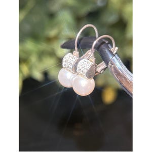 Conjunto de collar y pendientes Brighton en tono plateado con perlas blancas. imagen 6
