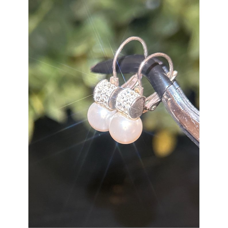 Conjunto de collar y pendientes Brighton en tono plateado con perlas blancas. imagen 6