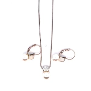 Conjunto de collar y pendientes Brighton en tono plateado con perlas blancas. imagen 1