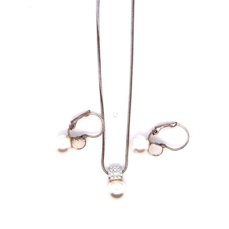 Conjunto de collar y pendientes Brighton en tono plateado con perlas blancas. imagen 1