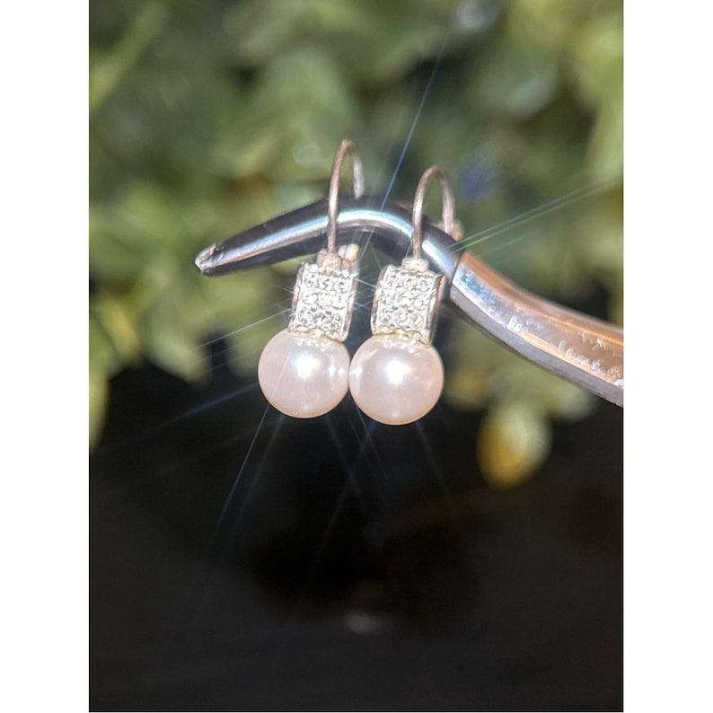Conjunto de collar y pendientes Brighton en tono plateado con perlas blancas. imagen 4
