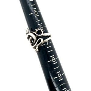 K&ouml;nnte beinhalten: Silberner Schlangenring mit detailliertem Design. Der Ring wird auf einem Lineal gezeigt und misst etwa 4,5 cm im Durchmesser.