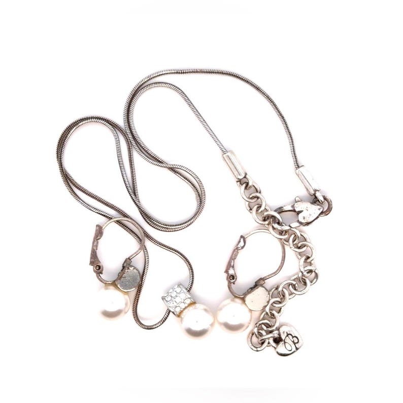 Conjunto de collar y pendientes Brighton en tono plateado con perlas blancas. imagen 2