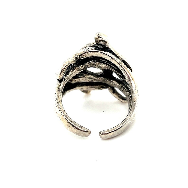 K&ouml;nnte beinhalten: Ein silberner Ring mit einem einzigartigen, organischen Design, das an &Auml;ste oder Ranken erinnert. Der Ring ist offen und verstellbar.