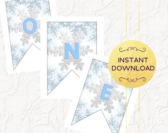 Puede incluir: Bandera de copo de nieve azul y plateado imprimible con la palabra "ONE" en letras azules. La bandera es perfecta para una fiesta de cumpleaños de un año con temática invernal.