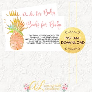 Puede incluir: Una invitación de baby shower imprimible con un diseño de piña con purpurina dorada. El texto dice "Libros para el bebé" y "Una pequeña petición que no será demasiado difícil, por favor trae un libro en lugar de una tarjeta. Ya sea el Gato en el Sombrero o Winnie the Pooh, puedes firmar la cubierta interior con una nota de tu parte". El texto "Descarga instantánea" está en un círculo dorado.