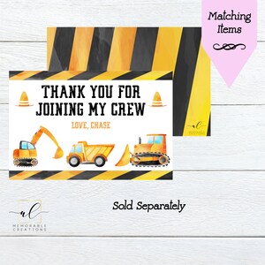 Op de afbeelding: Dankjewel kaart met een bouwthema met een gele en zwarte gestreepte achtergrond. De kaart toont een gele kiepwagen, een graafmachine en een bulldozer met de tekst "Bedankt dat je bij mijn team bent gekomen. Liefs, Chase."