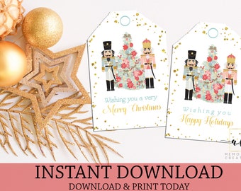 Könnte beinhalten: Zwei druckbare Geschenkanhänger mit Nussknacker-Motiv. Die Anhänger sind weiß mit goldenem Glitzer und zeigen einen Weihnachtsbaum mit zwei Nussknackern, die auf beiden Seiten stehen. Ein Anhänger sagt "Wishing you a very Merry Christmas" und der andere sagt "Wishing you Happy Holidays".