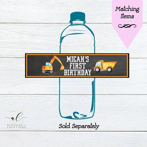 Op de afbeelding: Een blauwe waterfles met een zwart en oranje etiket waarop "Micah's First Birthday" staat met een gele graafmachine en een gele kiepwagen. Het etiket is op een zwarte krijtbordachtergrond.