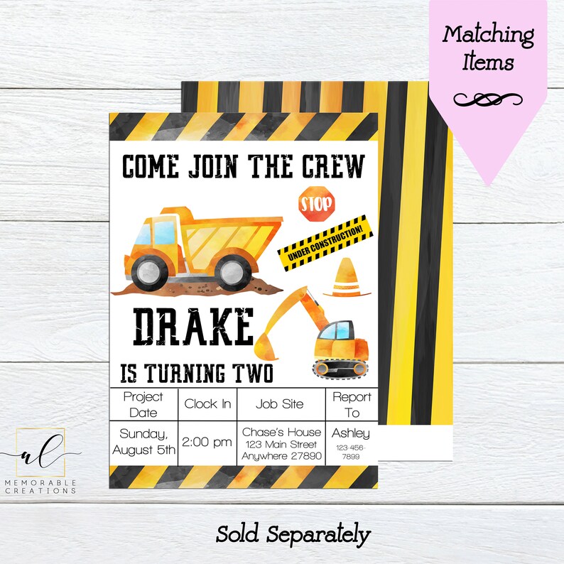 Op de afbeelding: Uitnodiging voor een verjaardagsfeest met een bouwthema met een gele kiepwagen, graafmachine en stopteken. De uitnodiging luidt "Come Join The Crew Drake Is Turning Two".
