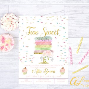 Może przedstawiać: Zaproszenie na przyjęcie urodzinowe z akwarelowym wzorem tortu i złotymi błyskotkami. Zaproszenie zawiera napis "Two Sweet" oraz imię "Allie Boven" i datę "sobota, 13 stycznia 2018".