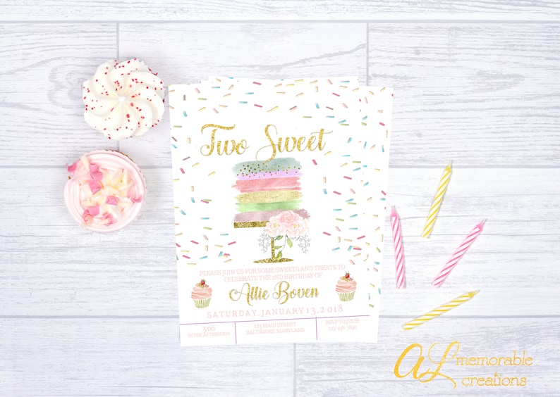 Może przedstawiać: Biała karta zaproszenia ze złotym napisem "Two Sweet" i kolorowym ciastem z posypką. Zaproszenie na 2. urodziny Allie Boven, 13 stycznia 2018.