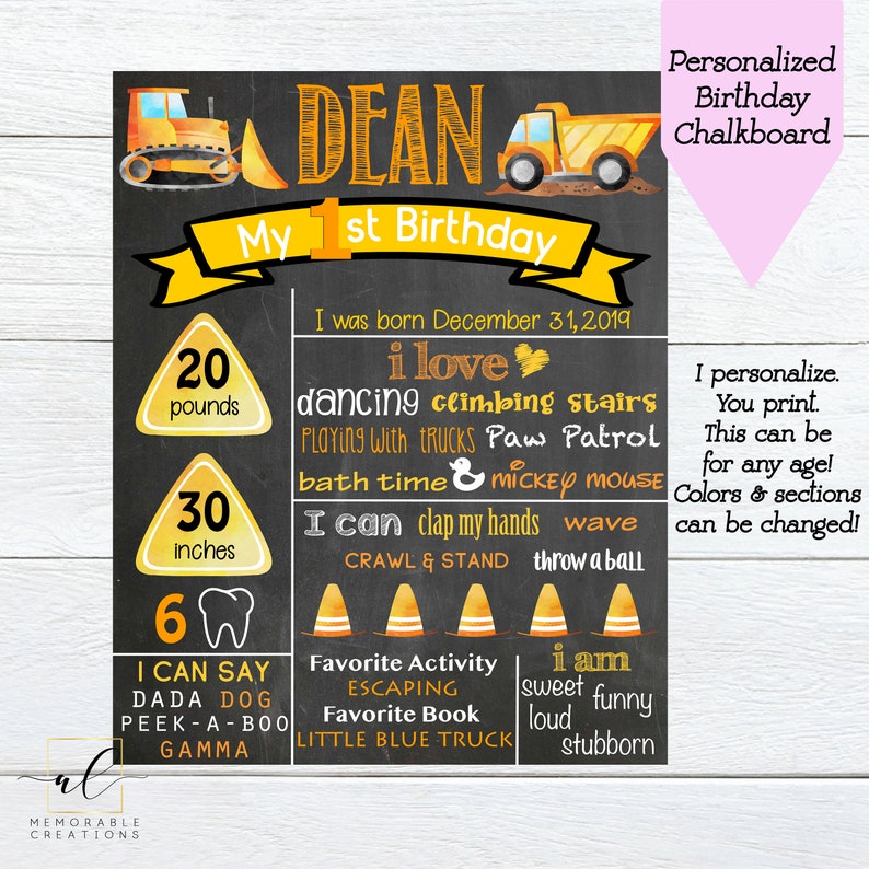 Op de afbeelding: Een zwart krijtbord-stijl verjaardagsbord voor een jongen genaamd Dean die zijn 1e verjaardag viert. Het bord heeft een geel en oranje bouwvoertuigthema met een geel en oranje kleurenschema. Het bord bevat details over Deans leeftijd, gewicht, lengte, favoriete activiteiten en dingen die hij kan zeggen. Het bord bevat ook de tekst "Mijn 1e verjaardag" en "Ik ben geboren op 31 december 2019".